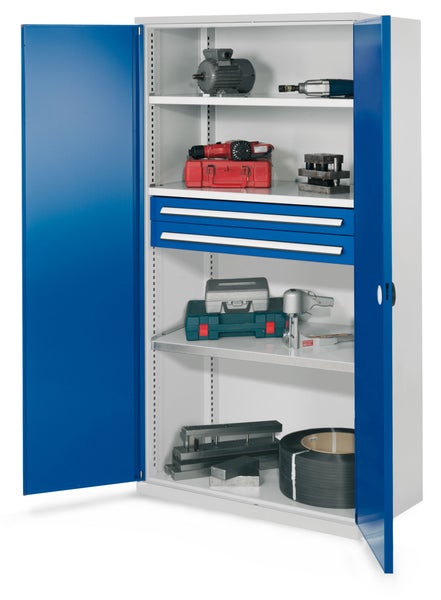Werkzeugschrank mit geöffneter Tür und verschiedenen Werkzeugen auf den Regalen
