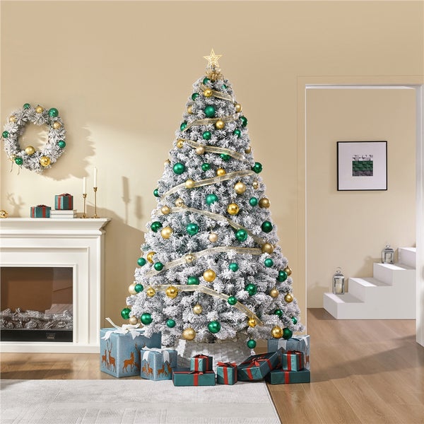 Dekorierter Weihnachtsbaum mit Christbaumkugeln und Geschenken in einem Wohnzimmer.