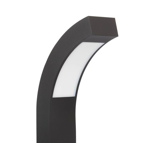 Gebogene Außenwegeleuchte in Anthrazit mit integriertem weißem LED-Paneel.