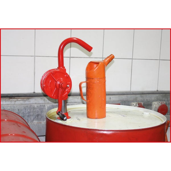 Handpumpe und Ölkanne auf einem Fass