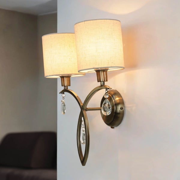 Wandleuchte mit zwei Lampen, Textilschirmen und Kristallanhängern