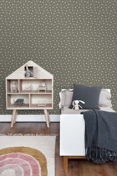 Kinderzimmer mit floraler Tapete, Puppenhaus und Kinderbett