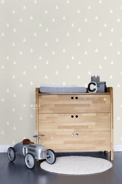 Helles Kinderzimmer mit Holzkommode, Spielzeugauto und Wand mit Dreiecksmuster