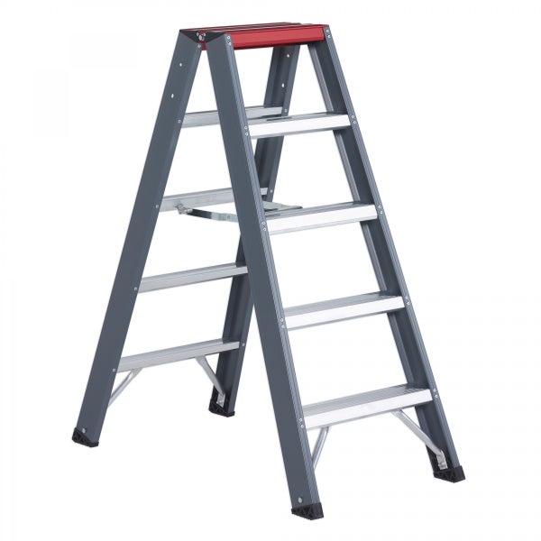 Stehleiter mit fünf Stufen