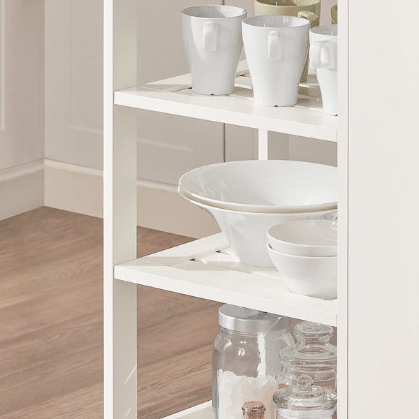 Regal mit Tassen, Schüsseln und Vorratsgläsern