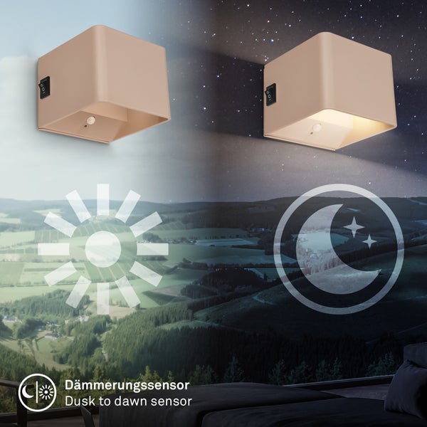 Würfelförmige Wandleuchte mit Dämmerungssensor, die sich bei Dunkelheit automatisch einschaltet und bei Tageslicht ausschaltet.