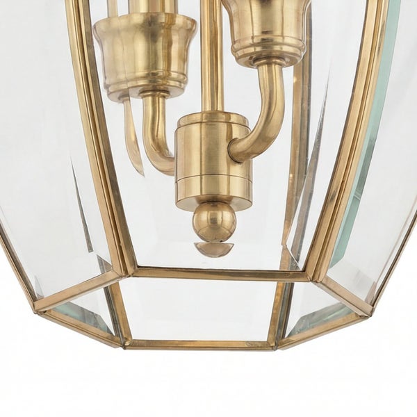 Detailansicht einer goldenen Pendelleuchte mit Glasschirmen