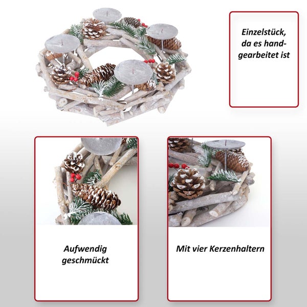 Dekorativer Adventskranz mit vier Kerzenhaltern, verziert mit Tannenzapfen und künstlichen Tannenzweigen.