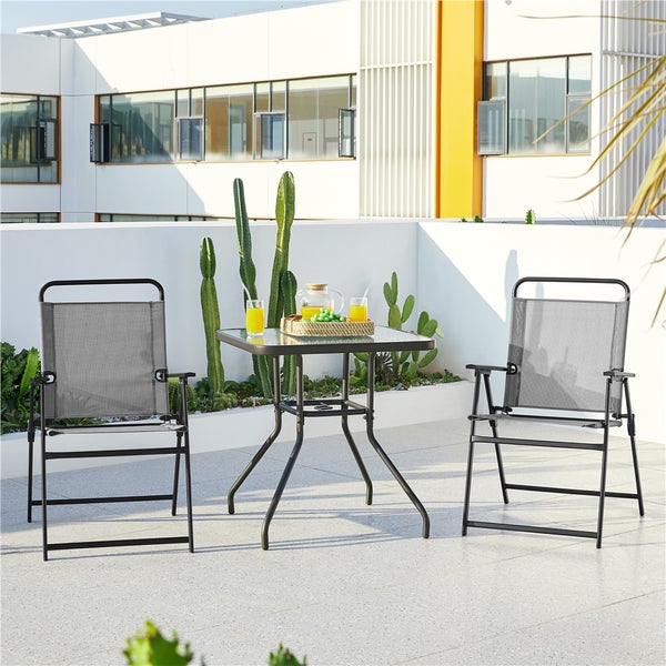 Gartenszene mit Tisch und zwei Gartenstühlen auf einer Terrasse