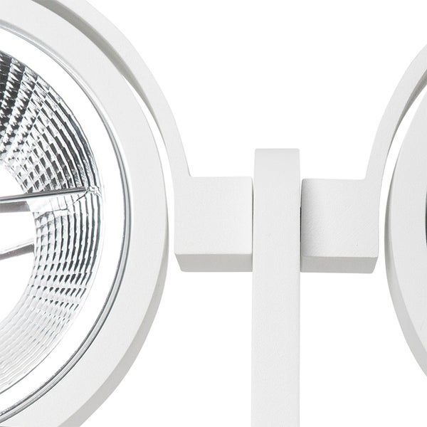 Detailansicht einer weißen Doppelstrahlerlampe