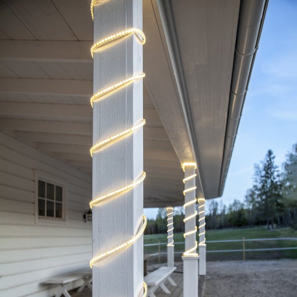 Veranda mit LED Lichtschlauch an den Säulen