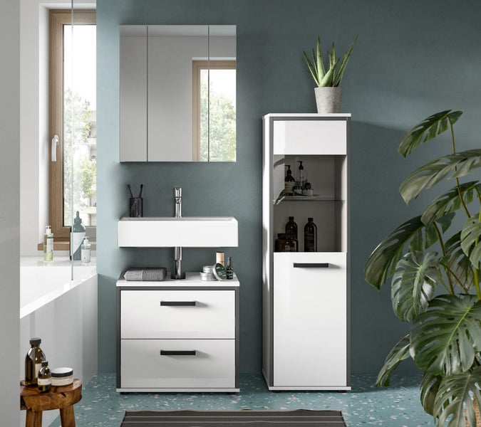 Modernes, helles Badezimmer mit weißem Waschtisch, dreitürigem Spiegelschrank und hohem Beistellschrank in zeitlosem Design.