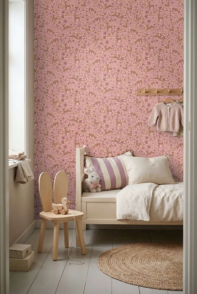 Kindertapete mit Waldmotiven und Rehen im Kinderzimmer mit Holzmöbeln