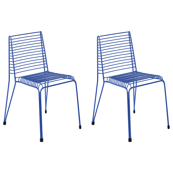 Zwei blaue Metallstühle für den Außenbereich