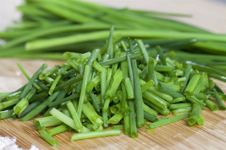 Gehackter Schnittlauch auf einem Schneidebrett