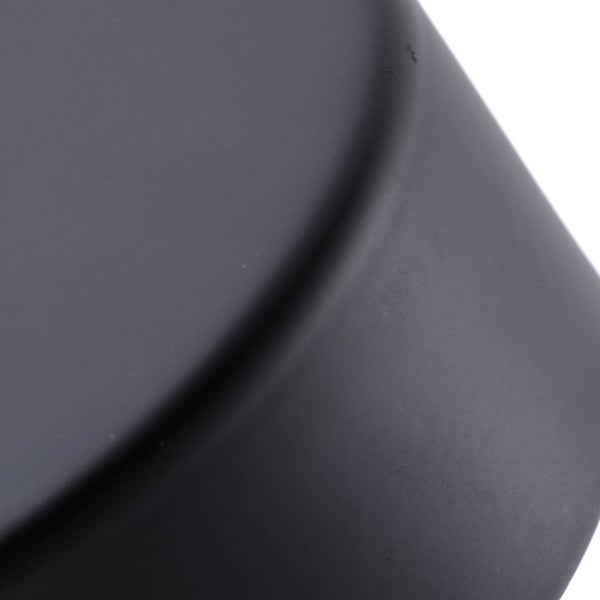 Nahaufnahme eines schwarzen, gebogenen Objekts