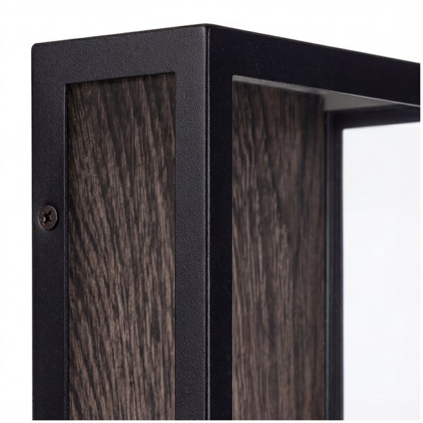 Nahaufnahme einer Wandleuchte mit schwarzem Metallrahmen, dunklem Holzdekor und Glaseinsatz.