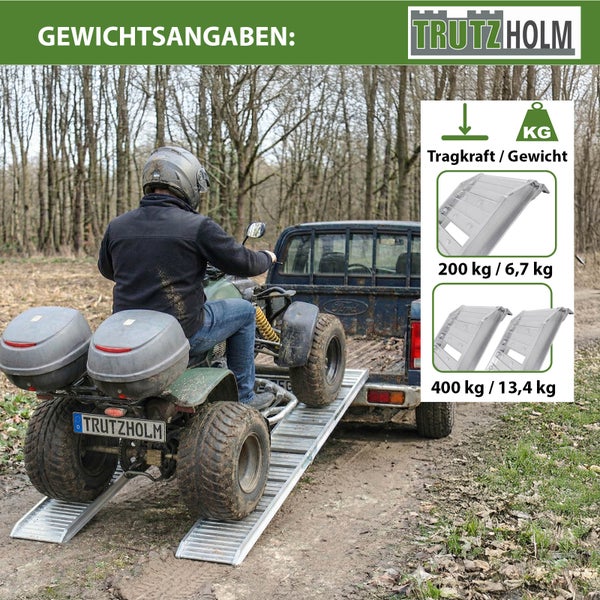 Trutzholm Logo. Aluminium-Verladerampen beim Verladen eines Quads. Tragkraft 200 oder 400 Kilogramm. Eigengewicht 6,7 oder 13,4 Kilogramm.