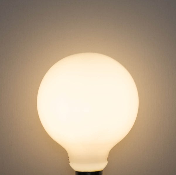 Leuchtendes LED-Leuchtmittel in Globusform mit warmweißem Licht.