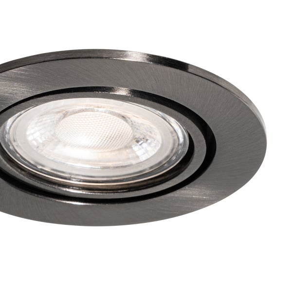 Schwenkbarer LED-Einbaustrahler aus gebürstetem Metall in runder Form.