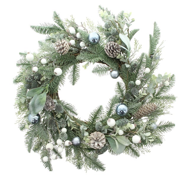 Dekorativer Weihnachtskranz mit Tannenzapfen und Kugeln