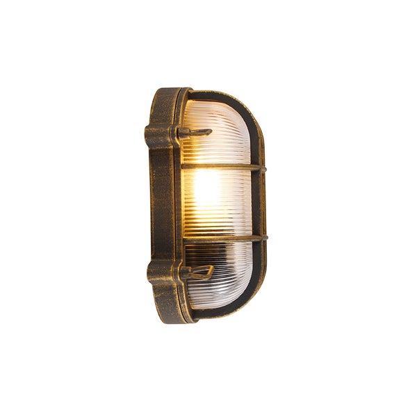 Ovale, antik-goldfarbene Außenwandleuchte aus Metall mit geriffeltem Glas und Schutzgitter im maritimen Vintage-Stil, eingeschaltet.