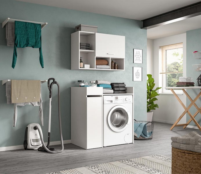 Moderne Waschküche mit Waschmaschinenschrank, Wandregalen und Stauraum, gestaltet für eine organisierte und helle Atmosphäre.