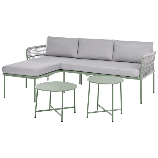 Modernes Garten-Lounge-Set mit L-förmigem Sofa, Seilgeflecht-Armlehnen, Polstern und zwei runden Beistelltischen aus Metall.