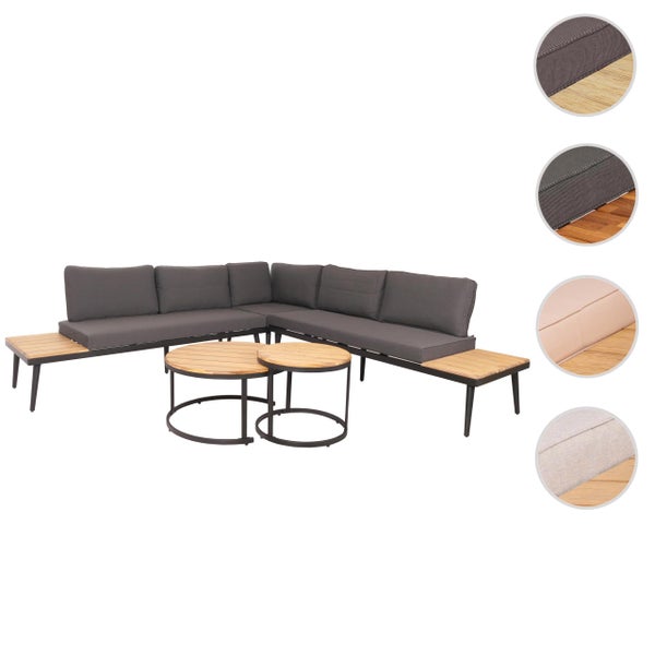 Lounge-Set bestehend aus Ecksofa mit Polsterauflagen, integrierten Seitenablagen aus Holz und zwei runden Satztischen aus Holz und Metall.