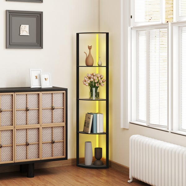 Schwarzes Eckregal mit vier Ebenen und integrierter Beleuchtung in einem hellen Zimmer neben einer Kommode und einem Fenster mit Jalousien.