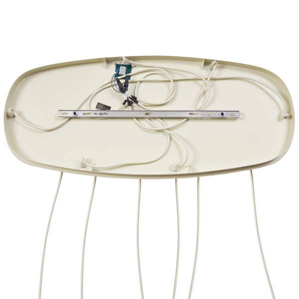 Detailansicht der Unterseite einer Lampe mit Verkabelung und Befestigung