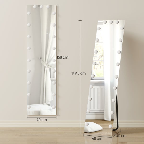 Elektrischer Kamin an der Wand mit Dekorationen im Wohnzimmer