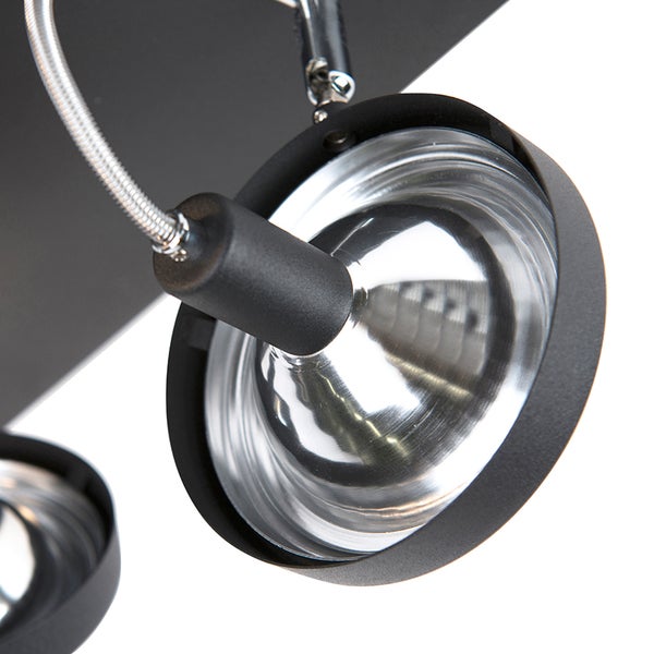 Nahaufnahme einer Deckenleuchte mit schwenkbarem Lichtkopf