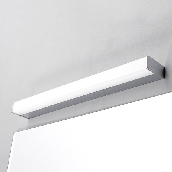 Längliche LED Badleuchte über einem Spiegel mit verchromtem Metallgehäuse.