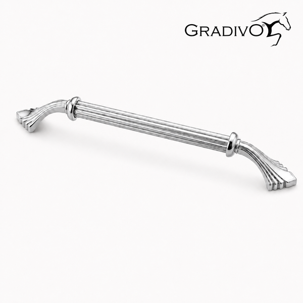 Möbelgriff von Gradivo aus silberfarbenem Metall mit geriffeltem Design und verzierten Enden. Gradivo Logo.