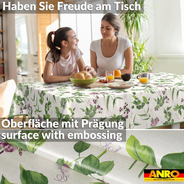 Helle Szene mit Mutter und Kind an einem gedeckten Tisch mit floral gemusterter Tischdecke und geprägter Oberfläche. ANRO Deutsche Manufaktur Logo.