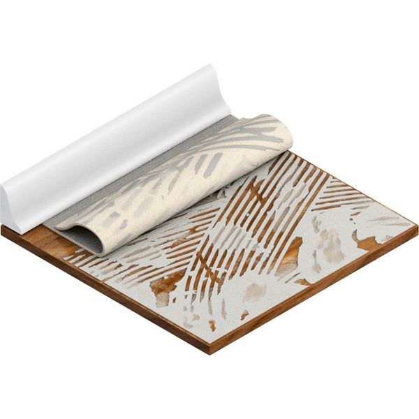 Sockelleiste, Teppich und Bodenfliese in einer Nahansicht