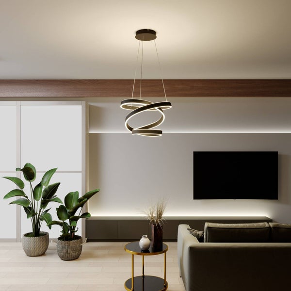 Moderne LED-Pendelleuchte mit drei geschwungenen Ringen in einem hellen, minimalistischen Wohnzimmer mit Sofa, TV und Zimmerpflanzen.