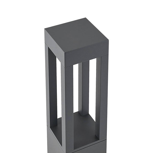 Quadratische Wegeleuchte aus Metall in Anthrazit, moderne Außenleuchte mit offener Form.