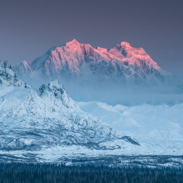 Landschaft mit schneebedeckten Bergen und Bäumen