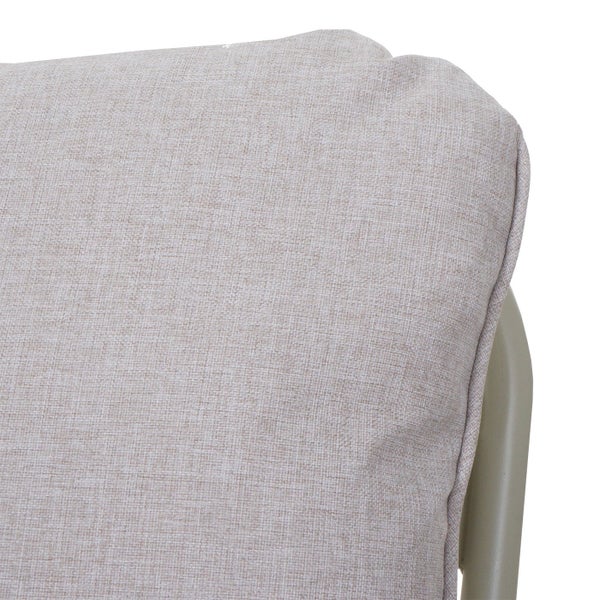 Detailansicht eines beige gepolsterten Rückenkissens mit gewebtem Stoffbezug für Gartenmöbel.
