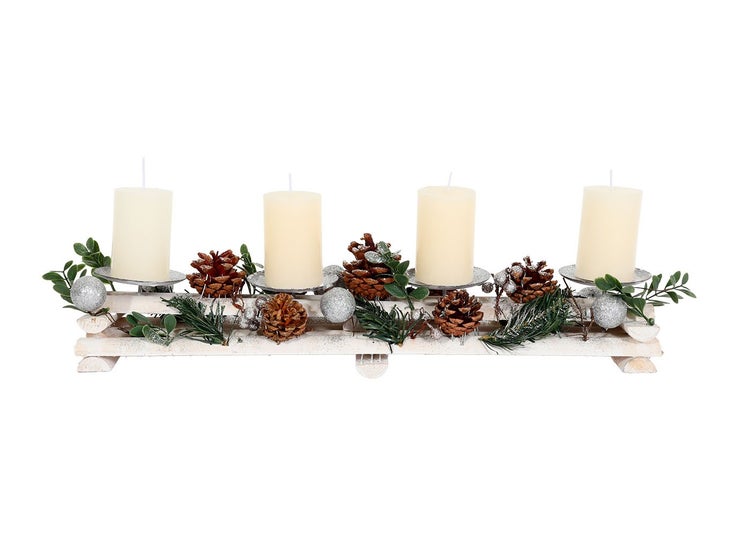 Adventskranz mit vier Kerzen, Tannenzapfen und Dekoration auf einem Holztablett.