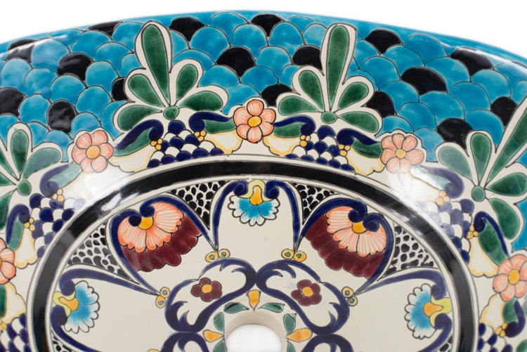 Detailansicht eines bemalten Waschbeckens mit Blumenmuster