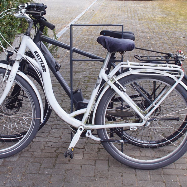 Zwei Fahrräder der Marke Kettler stehen an einem Fahrradständer.