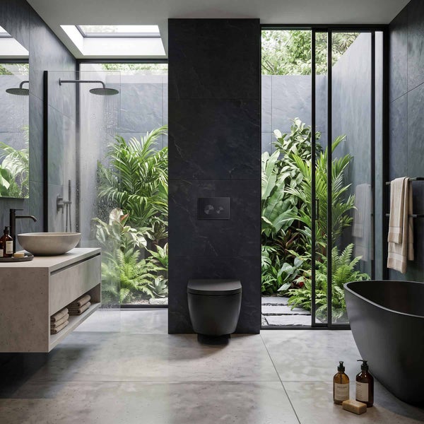 Modernes Badezimmer mit dunklen Fliesen, freistehender Badewanne, begehbarer Dusche, Waschbecken auf Konsole und integriertem Pflanzeninnenhof.