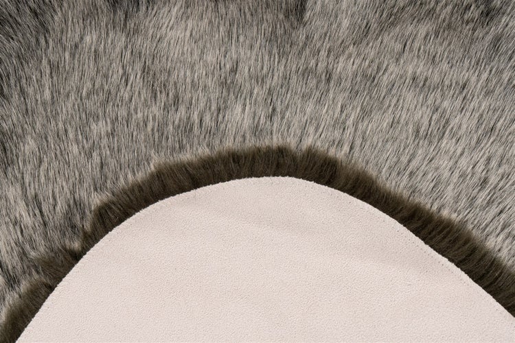 Barrierefreie Sitzbadewanne mit Einstiegstür, integriertem Sitz, Ablagefächern und Duschvorhang.