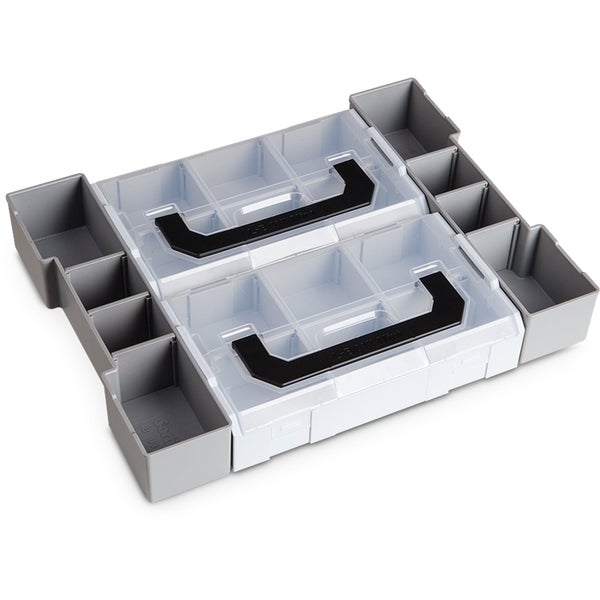 Offener, leerer Werkzeugkoffer aus schwarzem Kunststoff mit silbernen Metallverschlüssen.