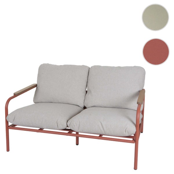 Zweisitzer-Gartensofa mit terracottafarbenem Metallgestell, Armlehnen mit Holzauflage und beigen Polsterkissen.