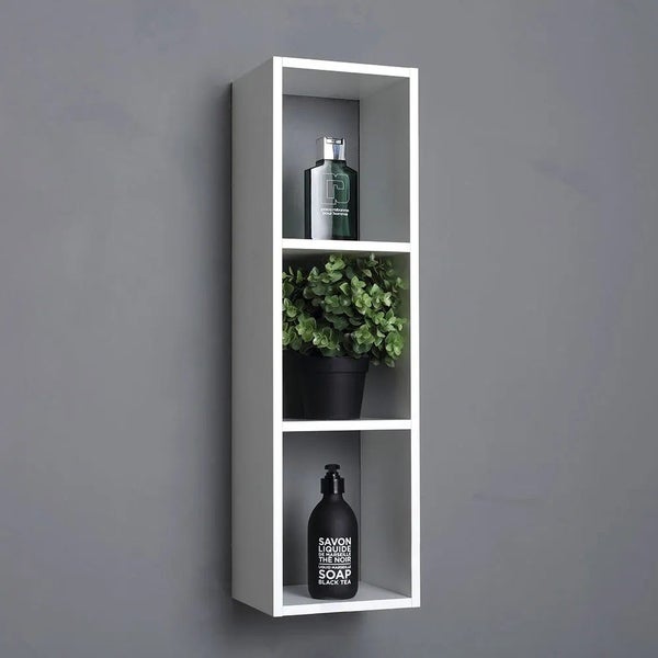 Weißes Wandregal mit drei Fächern, bestückt mit einer Flasche, einer Pflanze und einer Seifenflasche