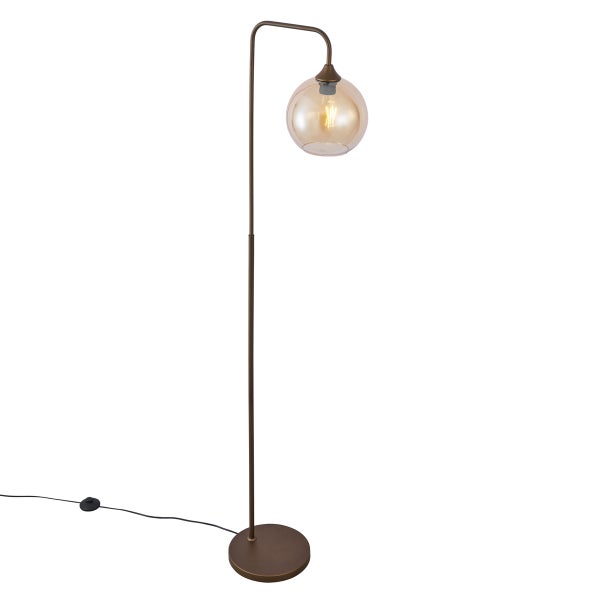 Stehleuchte aus bronzefarbenem Metall mit rundem Glasschirm in Bernsteinoptik und Fußschalter.